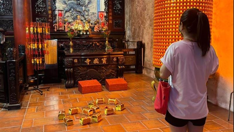 寶藏寺352年首次擲「立筊」　遇地震不倒