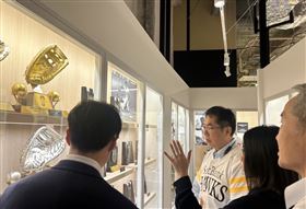 黃偉哲與日本職棒軟銀鷹會長王貞治先生相見歡