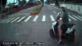 南投男騎機車「鬼切」遭撞飛　當場無心跳