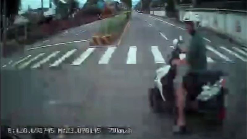 南投男騎機車「鬼切」遭撞飛　當場無心跳