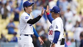 大谷翔平與道奇總教練羅伯斯（Dave Roberts）。（圖／美聯社／達志影像）
