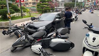 少年仔無照開車　轉彎失控連撞21輛機車