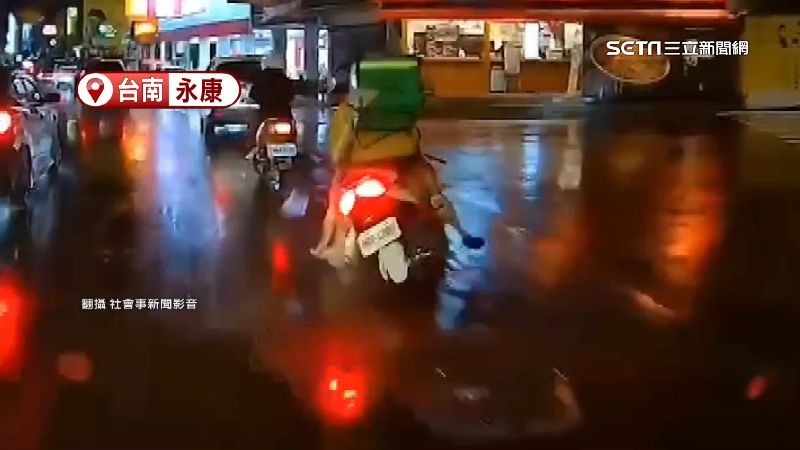 疑下雨釀禍　路中「坑洞」害2外送員慘摔