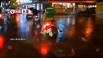 疑下雨釀禍　路中「坑洞」害2外送員慘摔