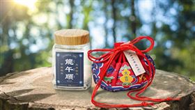 端午將至  中市府備午時水、香包發送給民眾端午節將至，台中市政府觀光旅遊局將在大甲鐵砧山發送端午安康雙寶，500瓶午時水紀念瓶與100個香包。（台中市觀旅局提供）中央社記者趙麗妍傳真  113年6月3日