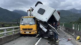 台9線蘇花改今天（3日）中午12時許發生一起車禍事故，一輛大貨車行經105.9K白米高架橋北上路段時，不明原因撞上緩撞車，事故發生後蘇花改東澳至蘇澳的雙向道路目前全線封閉，宜蘭警方已在現場進行交通管制、排除事故中。警方呼籲，用路人須改道台9丁東澳-蘇澳路段行駛。