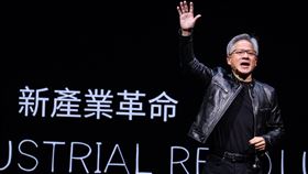 黃仁勳演講後向眾人揮手道別輝達（NVIDIA）執行長黃仁勳以「開啟產業革命的全新時代」為主題，2日晚間在台大體育館發表演講，尾聲他揮手向眾人道別。中央社記者鄭清元攝  113年6月2日