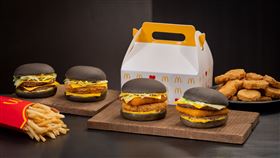 麥當勞「微牽絲起司排雙牛/脆豬堡」、「起司雙牛/豬排堡」6月5日起至7月9日回歸。（圖／麥當勞提供）