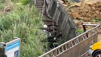 基隆土石崩落　小客車遭波及墜落邊坡