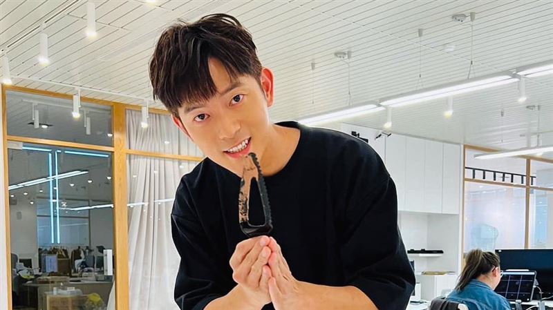 宥勝農莊遭目擊蓋帆布遮羞　經紀人回應