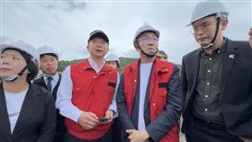 謝國樑到場巡視潮境公園落石崩塌。（圖／翻攝畫面）