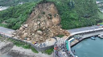 基隆山崩瞬間！路旁阿姨手機狂拍全場罵爆