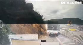 基隆山崩！貨車10秒遭巨石埋沒　翻落駁坎（圖／翻攝畫面）