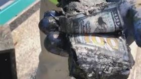 保險箱，打撈，「磁鐵釣魚」，10萬美金現鈔(圖／翻攝自Ｘ）






