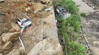 基隆山崩！白車險滅頂「剩後車窗」可逃生