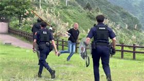 基隆外木山今天（3日）下午發生一起衝突事件，一名年約50歲身穿黑色上衣衣、牛仔褲的男子，在外木山風景區一處停車場持刀與多名員警對峙，男子先持西瓜刀抵住自己的脖子，一邊恐嚇員警不要靠近，一邊作勢朝員警揮砍，警方持長棍包圍並制服該名男子，男子被制伏後已先戒護就醫，詳細事發原因仍待釐清。