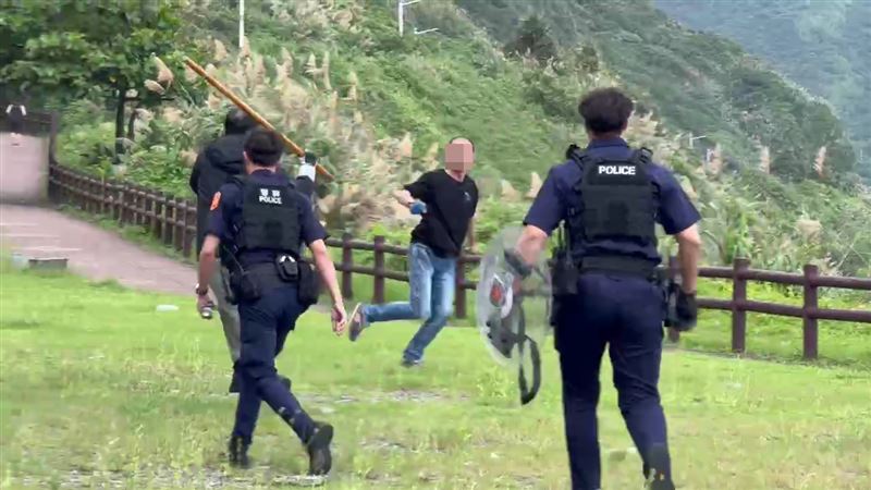 外木山爆衝突　黑衣男持刀與警對峙