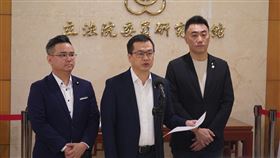 藍委提廢除監察院4點倡議國民黨立委羅智強（中）、林沛祥（右）、黃健豪（左）等人3日在立法院舉行「捍衛監察權 先廢東廠院」記者會，提出4點倡議，包含「廢院不廢權」、「先凍再廢」、「否決人事同意權」及「廢除監察院修憲案，應併2026或2028年選舉」等。中央社記者徐肇昌攝  113年6月3日