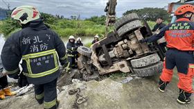 新北,泰山,工地,堆高機,翻覆