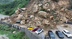 基隆潮境公園 北寧路口山崩。（圖／消防署提供）