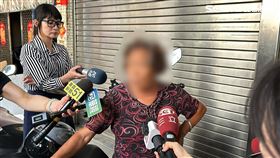 謝姓地主秀出公文表示，有9成持有人點頭有意被徵收，此事跟市府已達共識，也意外抖出繼承人數量。（圖／記者簡榮良攝影）
