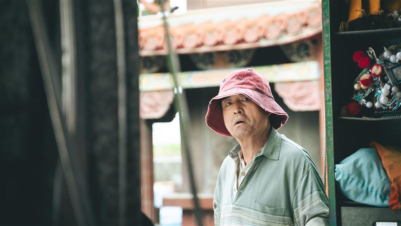 72歲檢場流落街頭　坐馬路落寞模樣曝光