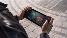 ROG Ally X機身轉變為酷炫潮黑外，更增進了人體工學、散熱和連線能力。