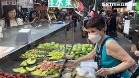 黃仁勳,阿婆,水果攤,夜市(記者賴俊佑攝影)