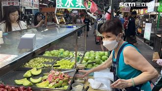 直擊／黃仁勳最愛「阿婆水果攤」人潮爆滿