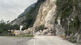 蘇花公路坍方落石  交通雙向受阻蘇花公路台9線162.9公里崇德隧道北端，3日傍晚發生坍方落石，目前道路雙向阻斷無法通行，工務段人員持續搶修。（新城警分局提供）中央社記者李先鳳傳真  113年6月3日