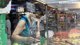  黃仁勳,阿婆,水果攤,夜市(記者賴俊佑攝影)