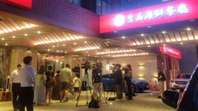 大批媒體守在吉品海鮮餐廳前等候黃仁勳。（圖／讀者提供）