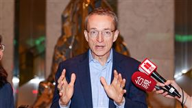 季辛格宴請供應鏈廠商 席間受訪（2）英特爾執行長季辛格（Pat Gelsinger）3日晚間在台北寒舍艾美酒店設宴邀請供應鏈廠商一同餐敘，並出面簡短受訪。中央社記者鄭清元攝  113年6月3日