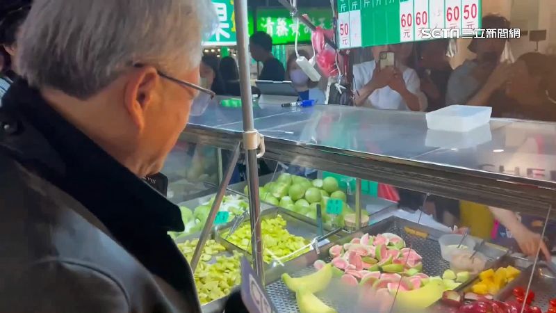 黃仁勳被問及夜市行程，現場一口氣點名南機場夜市、寧夏夜市，還有人加碼推薦他最愛的「Fruit lady」。黃仁勳當場笑回「那是我最喜歡的」。（圖／資料照）