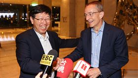 季辛格宴請供應鏈廠商  與劉揚偉一同受訪英特爾執行長季辛格（Pat Gelsinger）（右）3日晚間在台北寒舍艾美宴請供應鏈廠商，晚宴結束後，季辛格和鴻海董事長劉揚偉（左）步出飯店，兩人搭肩握手並一同受訪。中央社記者鄭清元攝  113年6月3日