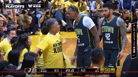 新北國王董事長王文祥(左)跟夢想家洋將麥卡洛、布依德爆發口角。（圖／擷取自PLG聯盟YT頻道）