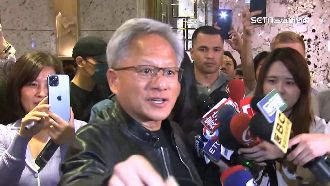 超親民！黃仁勳坐階梯　簽名、拍照樣樣來