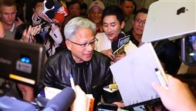 黃仁勳北市餐廳聚餐  民眾索簽名（1）輝達（NVIDIA）執行長黃仁勳（前中）3日到台北市吉品海鮮餐廳用餐後，大門外的民眾一擁而上，向黃仁勳索取簽名。中央社記者王騰毅攝  113年6月3日