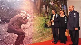 蔡英文2015年底曾以總統候選人身分出席嚴家淦紀念展，當選後，嚴雋泰被聘為國策顧問。（圖／翻攝自蔡英文臉書）