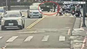 台北市某科技公司諸葛主管駕駛BMW轎車撞上娃娃車。（圖／翻攝畫面）