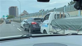 北市環河快速道路3車追撞事故。(圖／民眾提供)
