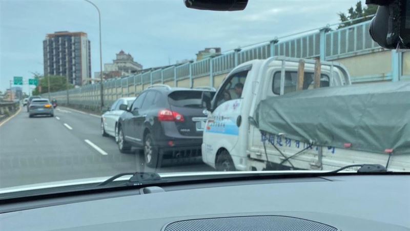 新／北市環快車禍！3車追撞「塞到板橋」
