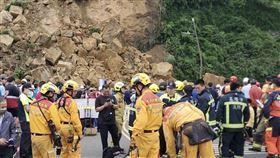 基隆潮境公園路口山崩  北市消馳援基隆市中正區北寧路潮境公園路口3日下午發生土石崩落事件，台北市消防局獲報後，立即派先遣小組前往現場支援救災，共計5車、13人、2犬和2架無人機。（台北市消防局提供）中央社記者黃麗芸傳真  113年6月3日