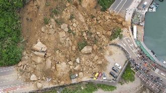 基隆山崩巨石從10樓高砸落　得裂解才能清