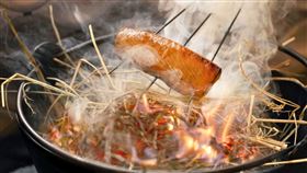 半敲燒製作過程。（圖／品牌業者提供）