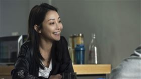 謝欣穎在《愛的噩夢》飾演網路世界享負盛名的美女攝影師。（圖／華映娛樂提供）