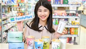 全家Let’s Café冰磚拿鐵酷涼上市，周邊商品「變色冰杯」必收藏，再送特濃美式免費喝。（圖／品牌業者提供）