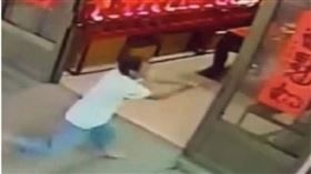 ▲苗栗宮廟遭瘋狂鐵條攻擊，疑犯有毒品前科。（ 圖／翻攝畫面）