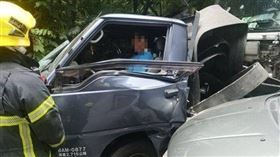 屏東麟洛三車相撞 62歲男子受困，搜救人員緊急救援。（ 圖／翻攝畫面）