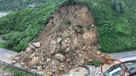 ▲土石崩落的邊緣就是漁船儲油槽（紅圈處）。（圖／CTWANT）